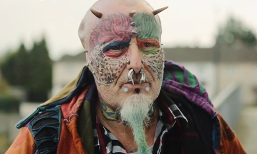 Xăm mặt và cắt tai để trông giống con vẹt