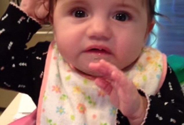 Phản ứng đáng yêu của bé gái khi lần đầu tiên ăn chuối