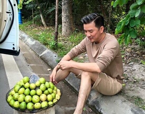 Đàm Vĩnh Hưng đi ô tô bán ổi để 'đá xéo' Lệ Rơi?