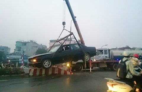 Xe biển xanh lao lên dải phân cách do tài xế say xỉn