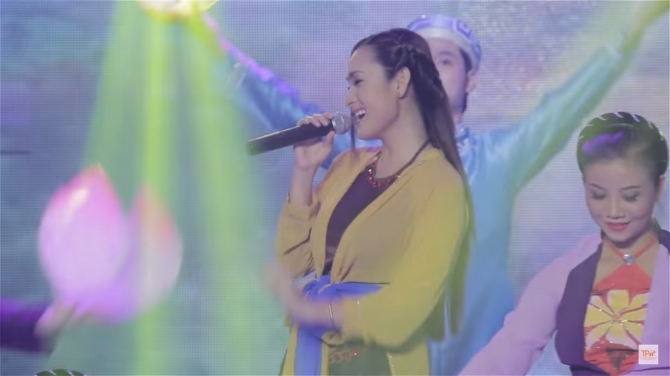 Giáng Tiên hóa thục nữ khi thể hiện ca khúc “Non nước hữu tình”