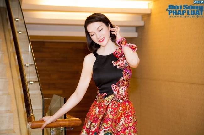 MC Thanh Mai lộng lẫy với váy cách điệu lạ mắt