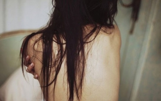 Thiếu nữ bị gã trai tống tiền bằng ảnh