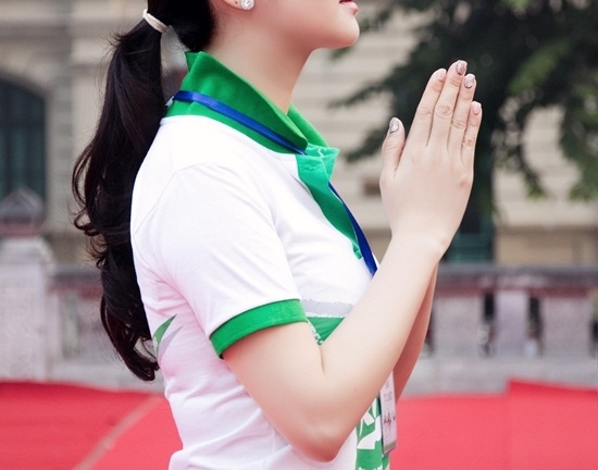 Hoa hậu Giáng My tràn đầy năng lượng thi chạy quanh Hồ Gươm