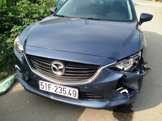 Xe tải va chạm ô tô, xa lộ Hà Nội tắc nghẽn nhiều giờ