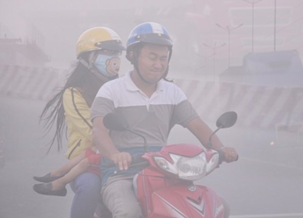 “Bão” bụi khiến người Sài Gòn phải nín thở khi lưu thông qua xa lộ