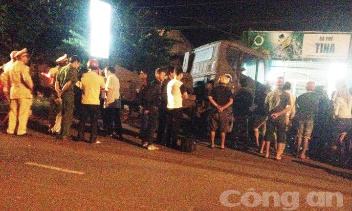 Ô tô nổ lốp cuốn bà cụ 68 tuổi vào gầm xe tử vong