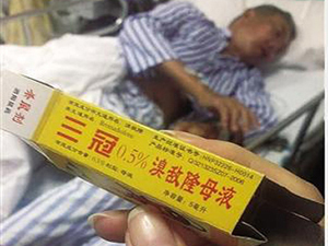 Ông nội nhập viện vì cháu gái làm rớt thuốc chuột vào trà