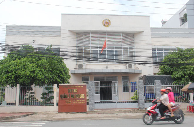 Bắt cán bộ quản lý thị trường “giải cứu” phân bón rởm