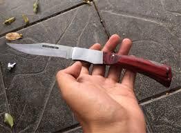 Nam thanh niên đâm cảnh sát trong lúc lấy lời khai