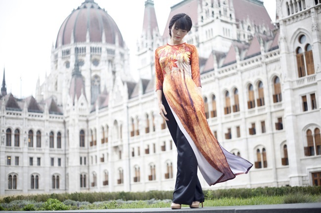 Hoa hậu Thu Thủy duyên dáng áo dài dạo phố Châu Âu