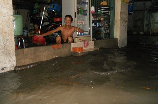 Triều cường lên đỉnh điểm: Người Sài Gòn lại vật vã sống chung với nước