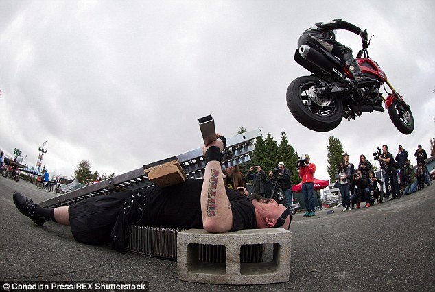 Thót tim nằm trên đinh nhọn để 70 xe máy chạy qua người