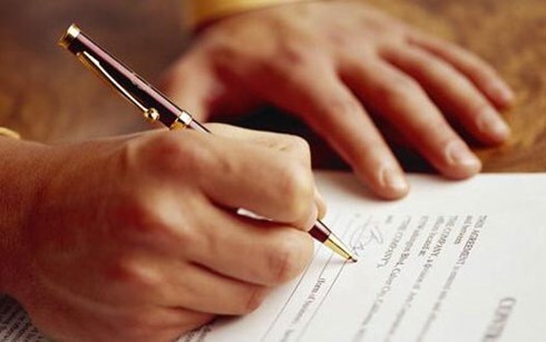 Lợi dụng chức vụ, trưởng thôn lập hợp đồng