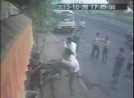 Vụ côn đồ đánh người phụ nữ bán bánh mỳ: Bắt giữ 3 nghi phạm