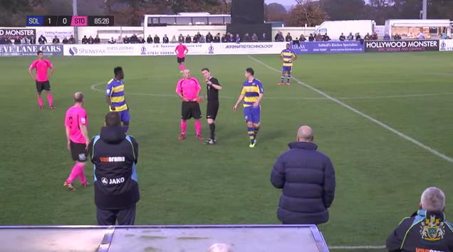 Bị đuổi khỏi sân sau 32 giây khi trận đấu chưa bắt đầu lại