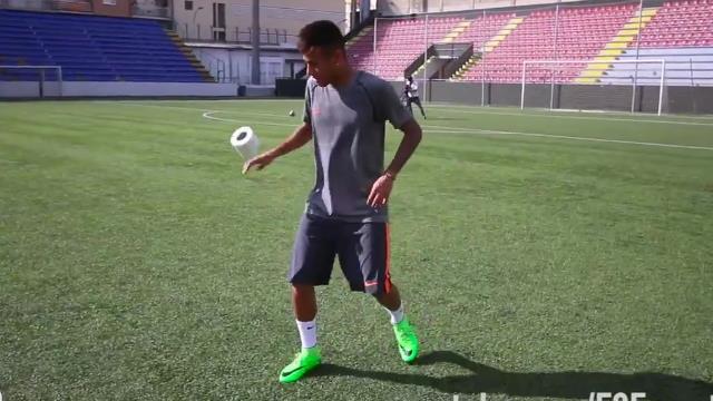Clip Neymar tâng giấy vệ sinh gây bão Youtube