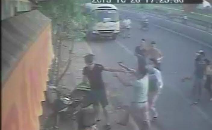 5 nam thanh niên đánh người phụ nữ bán bánh mỳ: Vì ồn ào bị nhắc nhở