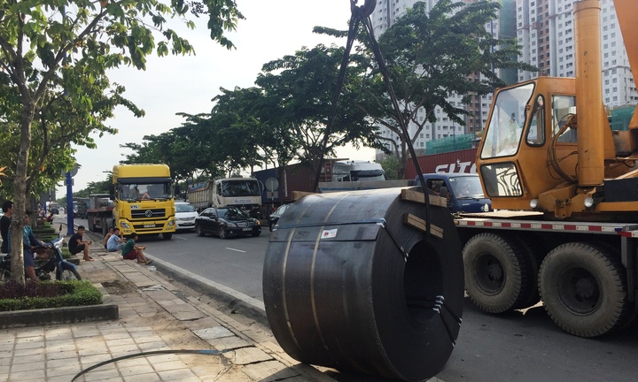 Người dân hỗn loạn khi hai cuộn thép 40 tấn rơi từ ôtô xuống 