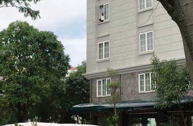 Giải cứu cô gái dọa nhảy lầu ở Phú Mỹ Hưng