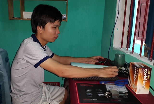 Cảm động cậu sinh viên khiếm thị ngày đi học, tối đi bán hàng rong nuôi mẹ