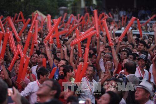 Đảng của bà San Suu Kyi thắng lớn đợt kiểm phiếu đầu 