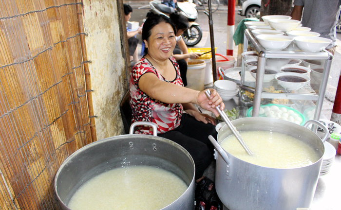 Quán cháo chạy vỉa hè phố cổ bán 500 bát/ngày