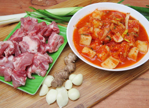 Canh kim chi củ cải nấu sườn ngọt vị xương, cay vị kim chi xứ Hàn