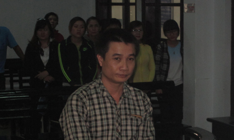 Mua dâm không được, gã trai đập phá quán, chém luôn công an