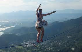 Thót tim với màn đi giầy cao gót trên dây ở độ cao 840m 