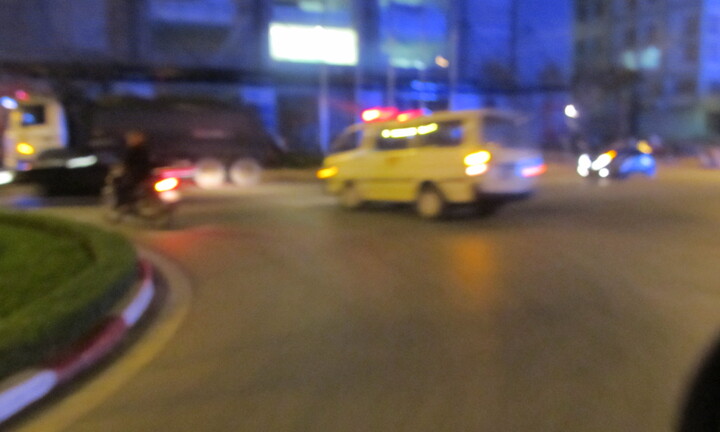 Vụ taxi điên ở Thái Hà: Có một tài xế xe cấp cứu vô cảm?