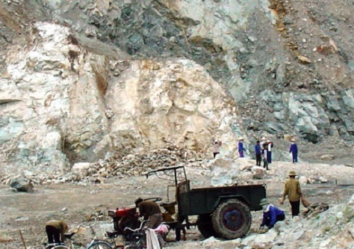 Bị đá nổ mìn văng trúng đầu, một lái xe tử vong