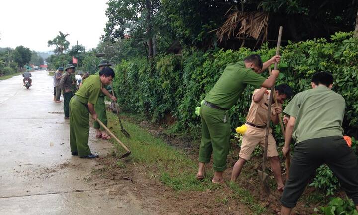 Hà Tĩnh: Hàng trăm chiến sỹ CAND đào đất, cuốc cỏ chung sức XD nông thôn mới