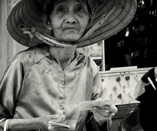 Đáng suy ngẫm câu chuyện cụ già bán vé số và gã giang hồ