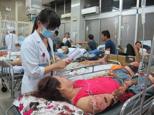 Đắp lá cây lạ chữa bỏng, một phụ nữ bị nhiễm trùng nặng