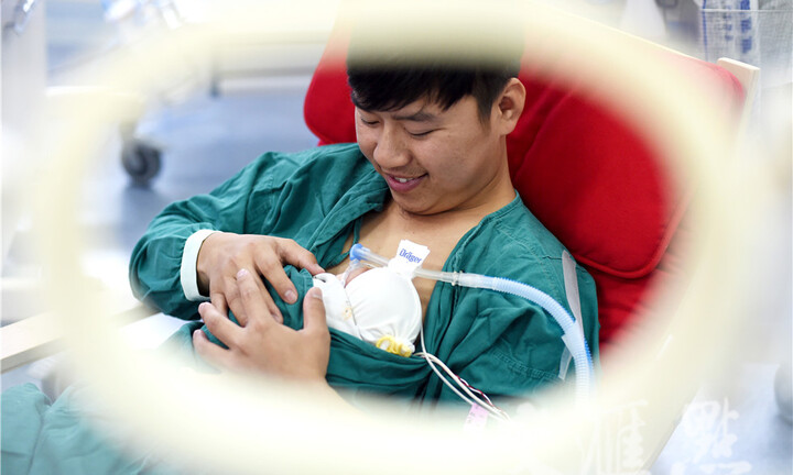 Hình ảnh hai ông bố ôm con sinh non cho bú gây xúc động