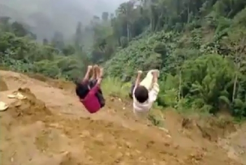 Thót tim trẻ em Mường Lát thích thú đu... dây điện