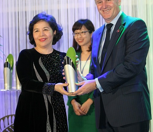 Thủ tướng New Zealand trao giải thưởng New Zealand Asean cho bà Mai Kiều Liên