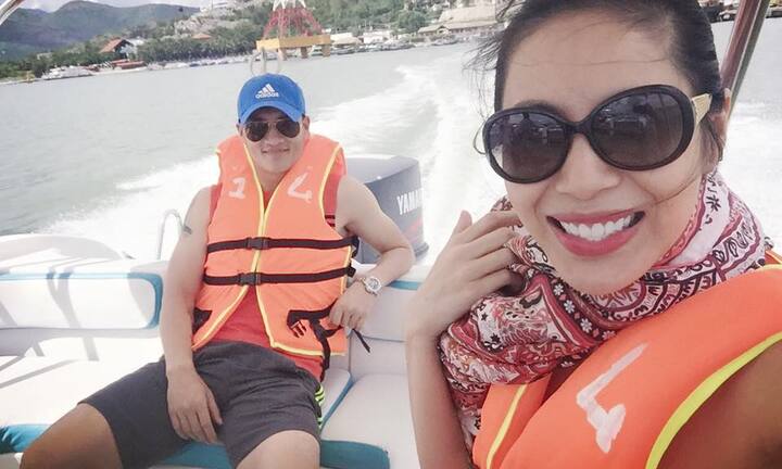 Thủy Tiên – Công Vinh ra biển thả cá phóng sinh