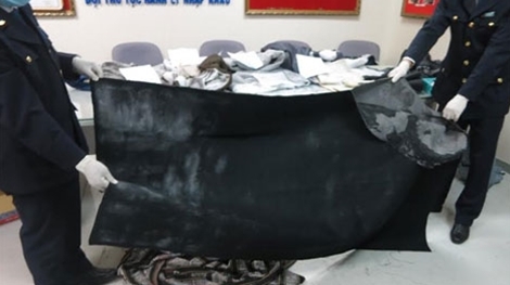 Bắt người nước ngoài mang theo quần áo tẩm đầy cocaine