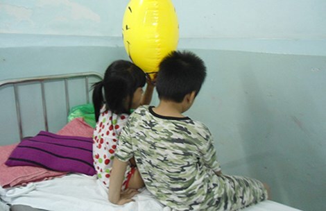 Cha bỏ thuốc diệt chuột vào cua luộc bắt 2 con ăn