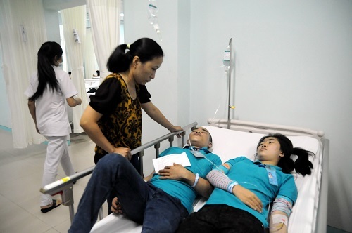 Đình chỉ bếp ăn tập thể sau vụ hơn 100 công nhân ngộ độc