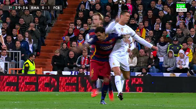 Ronaldo tung cùi chỏ khiến Alves nhận thẻ vàng oan ức