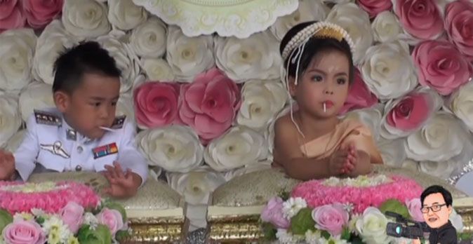 Cặp song sinh được bố mẹ làm đám cưới để... bỏ