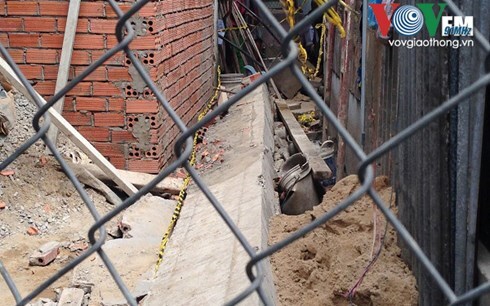 Máng xối bê tông nặng hàng tấn đổ sập đè trúng 2 thợ xây