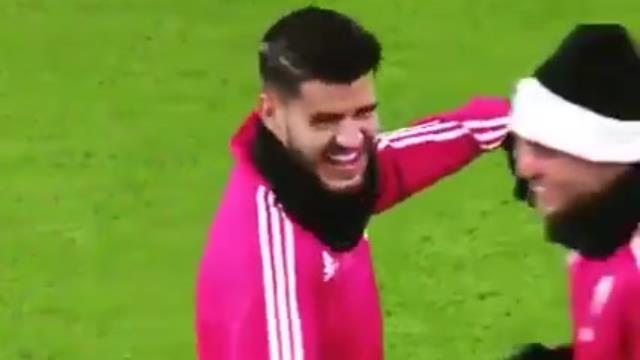 Sao Juventus khởi động trước trận đấu bằng ...bã kẹo cao su