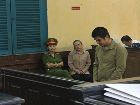 Đâm cha dượng tử vong vì...