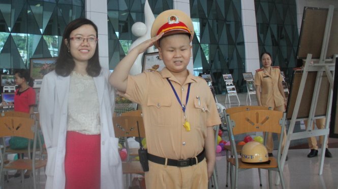 Bí thư Đà Nẵng gửi thư khen đơn vị giúp cậu bé ung thư làm CSGT