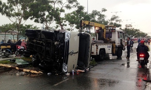 Xe khách lật ngang giữa đường, 10 hành khách hốt hoảng kêu cứu