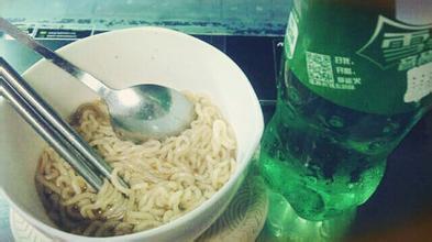 Bụng phình to như đài phun nước vì vừa ăn mỳ tôm vừa uống nước có ga